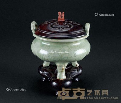 明代（1368-1644年） 龙泉窑绳耳三兽足香炉 宽10.4cm；高9cm