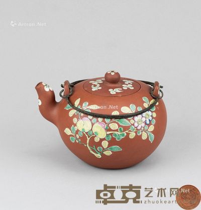 清代（1644-1911年） 紫砂加彩花果纹铜提梁壶 宽17；高16.4cm