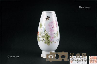 薄胎粉彩花蝶纹瓶 高14.6cm