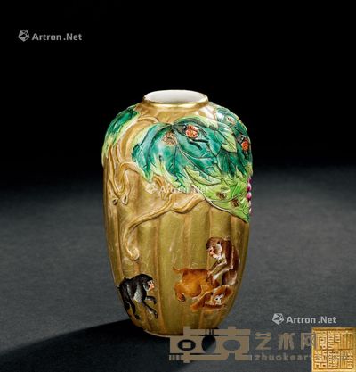 民国（1912-1949年） 金地粉彩猴戏瓜棱形小罐 直径6.4；高10.2cm