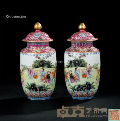 清嘉庆（1796-1820年） 粉彩婴戏纹盖瓶 （一对） 高14.5cm