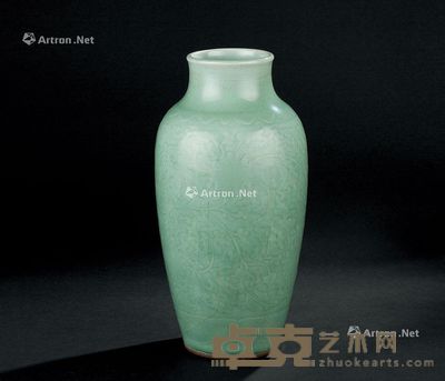 清代（1644-1911年） 豆青釉缠枝莲纹瓶 高37.3cm