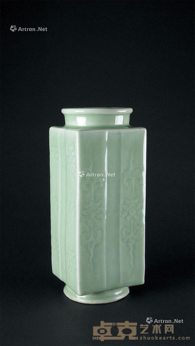 清代（1644-1911年） 豆青釉莲纹琮式瓶 高30.7cm