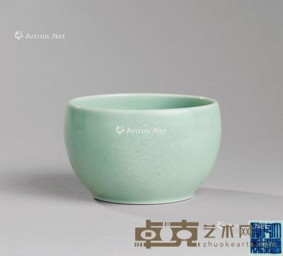 清代(1644-1911年) 冬青釉暗刻夔龙纹茶碗 直径12.7;高7.6cm