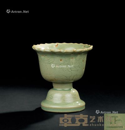 元代(1271-1368年) 龙泉窑花卉纹马上杯 直径11.4;高12cm