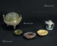 汉代（B.C.206-A.D.220年） 绿釉鼎式香炉 双耳杯 油灯等 （五件一组）