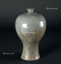 李朝（1392-1910年） 青瓷花卉纹梅瓶
