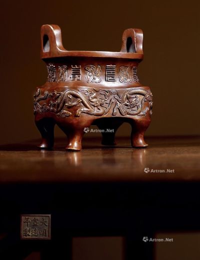 清早期 大明宣德年制款铜鎏金龙纹寿字鼎式炉