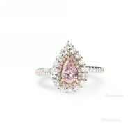 淡粉色梨形钻石配粉色钻石及钻石戒指