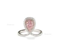 彩粉色梨形钻石配钻石戒指