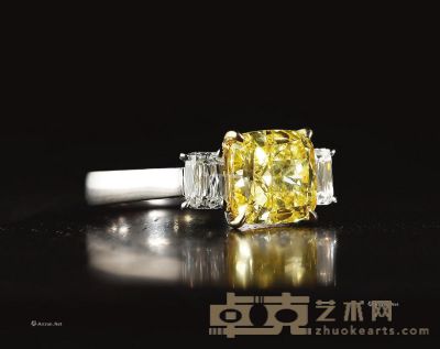 3.52克拉鲜彩黄色枕型钻石配钻石戒指 --