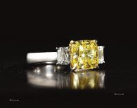 3.52克拉鲜彩黄色枕型钻石配钻石戒指