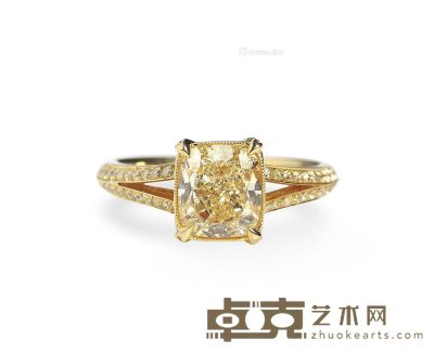 2.26克拉黄色枕型钻石配钻石戒指 --