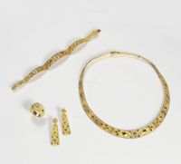 古董黄金配钻石及宝石耳环，手环，戒指及项链套装