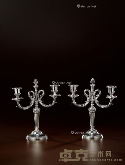1910年制 纯银高浮雕双头蜡烛台 （一对） 高24.3cm；宽20.6cm；底部直径8.8cm