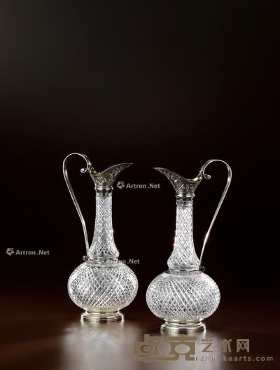 1870年制 纯银高浮雕大型酒壶 （一对） 高31cm；底部直径8.8cm