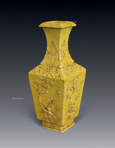 清晚期 黄釉堆雕花果纹四方瓶