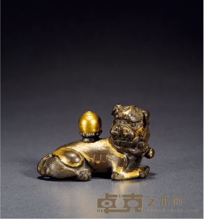 明·铜鎏金宝珠钮瑞兽镇纸 高5.8cm；长8.8cm