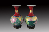 中国红瓷瓶