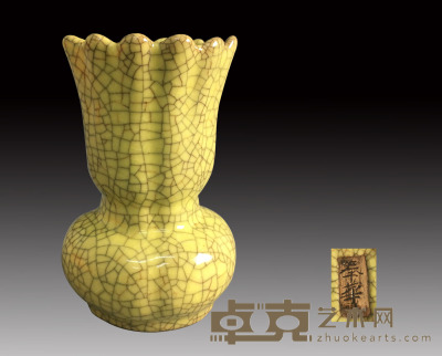 南宋“奉华”铭官窑米黄釉花口尊 高：12.8cm
口径：7.5cm
足径：6cm