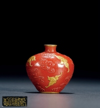 清·_乾隆年制款珊瑚红釉描金雕