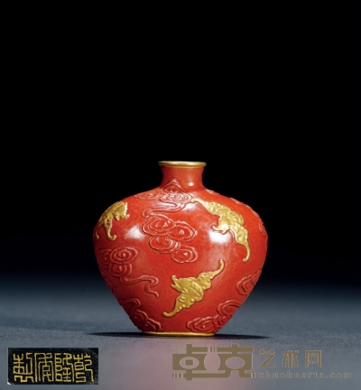 清·_乾隆年制款珊瑚红釉描金雕 高：6cm 通径：6.5cm