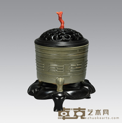 八卦纹三足熏炉 直径:13.7cm高:25cm