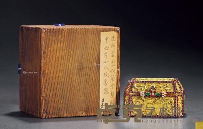 清乾隆年制 造办处中西洋山水纹嵌宝石铜鎏金香盒 盒子尺寸约7.94×6.2×4.66cm