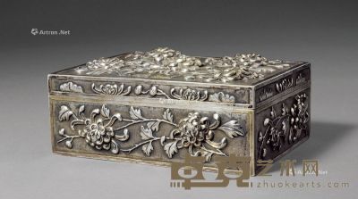 清末民初菊开万寿大型银质高浮雕雪茄盒一件 长17.4cm；宽12.8cm；高6.3cm