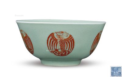 清 豆青釉矾红团凤纹碗