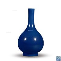 清乾隆 霁蓝釉长颈瓶