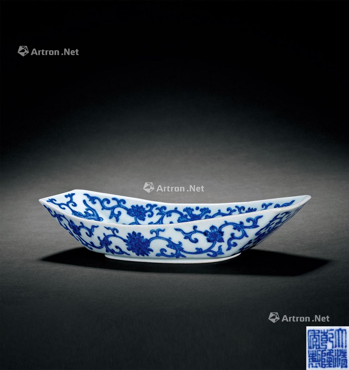 清乾隆 青花缠枝福寿纹茶船 长20.7cm