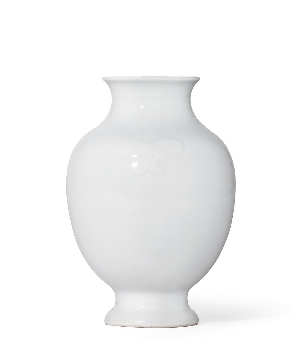 清雍正 白釉模印蝴蝶纹小瓶 高11.1cm