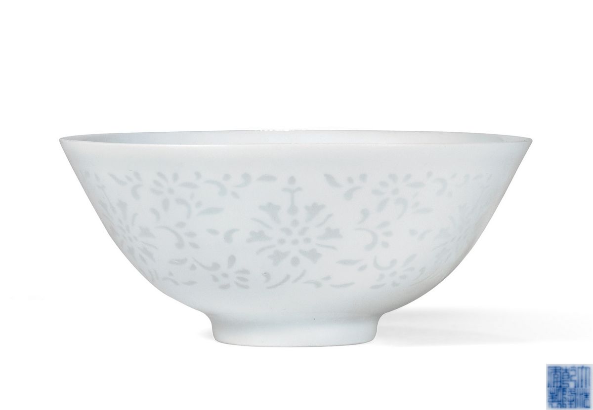 清乾隆 白釉玲珑瓷暗花西番莲纹碗 直径10.8cm