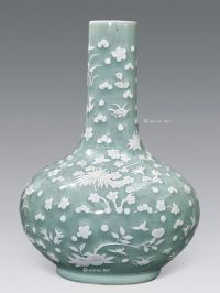 清代 青釉堆白花花卉纹长颈瓶