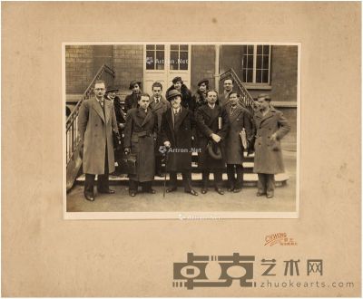 1935年作 冼星海、保罗·杜卡等 巴黎音乐学院高级作曲班师生合影 照片20×15cm；卡纸30×25cm