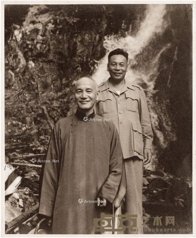 蒋经国 亲笔签名与蒋介石合影 29×24cm