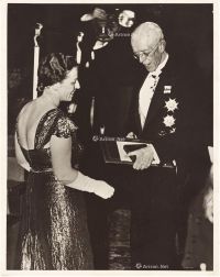 1938年12月10日作 赛珍珠 获颁诺贝尔文学奖当日签名照