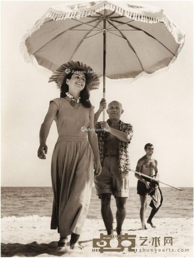1948年作 罗伯特·卡帕 摄毕加索与情人 32.5×24cm