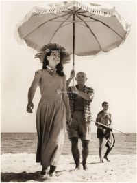 1948年作 罗伯特·卡帕 摄毕加索与情人