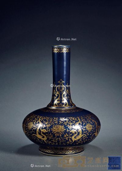清乾隆 霁蓝釉描金长颈瓶 高31cm