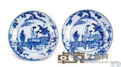 清康熙 青花松竹梅庭院仕女盘 (一对) 直径16.3cm×2