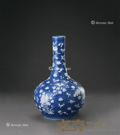 清中期 兰地白花花卉天球瓶 高36cm