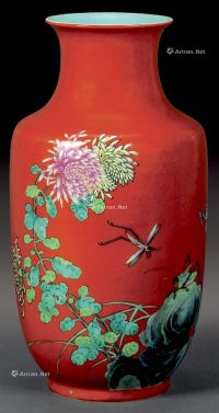 民国 珊瑚地粉彩花卉纹灯笼瓶