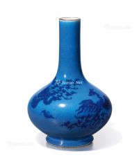 清十八世纪 天蓝釉地青花凤纹荸荠瓶