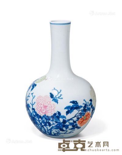 清十九世纪 青花加粉彩花卉纹天球瓶 高31.7cm