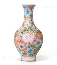 清十九世纪 珊瑚红地描金折枝花卉纹瓶
