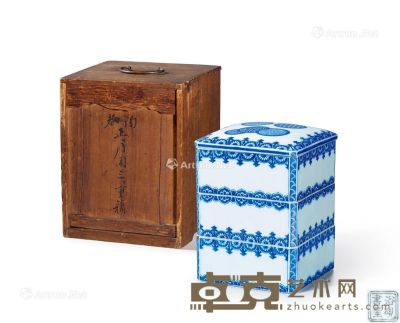 清十八世纪 青花皮球花纹盖盒 高17.2cm
