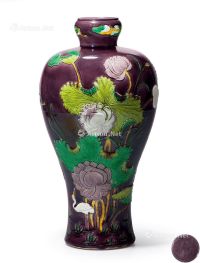 清十八世纪 茄皮紫釉浮雕素三彩一路连科图蒜头梅瓶