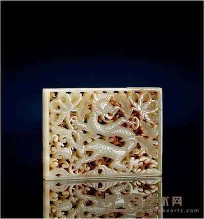 明·玉雕龙形带板 长：7.5cm 宽：5.5cm